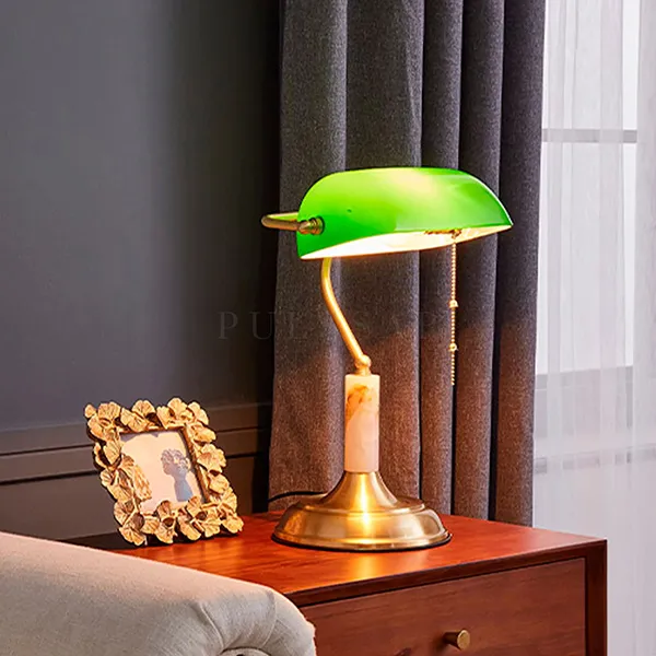 Дизайнерский светильник в подарок  для мужчин, подарок ценителям ретро. Настольная лампа Banker – классический светильник