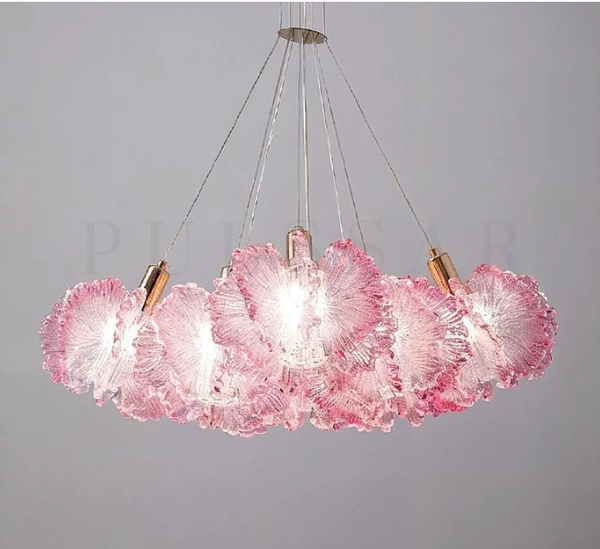Дизайнерская люстра  с плафонами в виде стеклянных лепестков нежно-розового цвета: модный тренд 2026 - для детской комнаты девочки