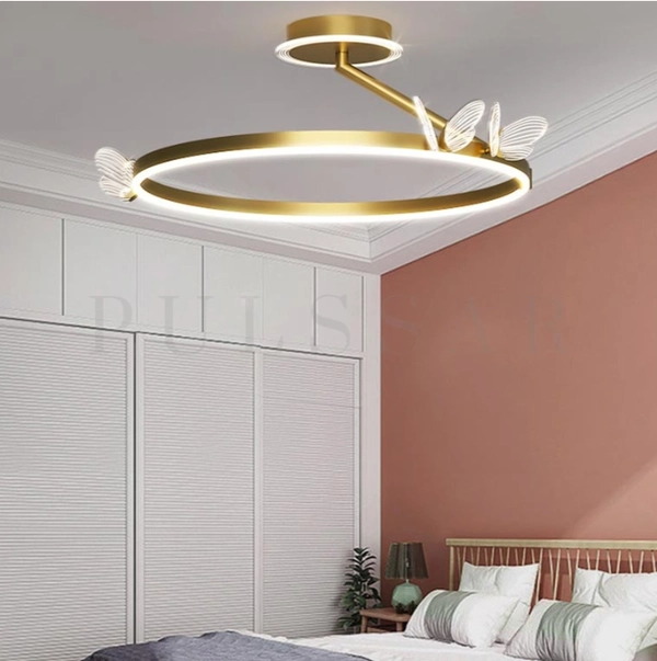 Золотая люстра с  бабочками из акрила для комнаты девочки-подростка