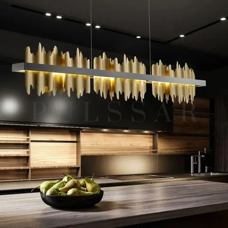 Люстры 2026, тренды и фото лучших моделей:  подвесной светильник над островом на кухне с высокими потолками