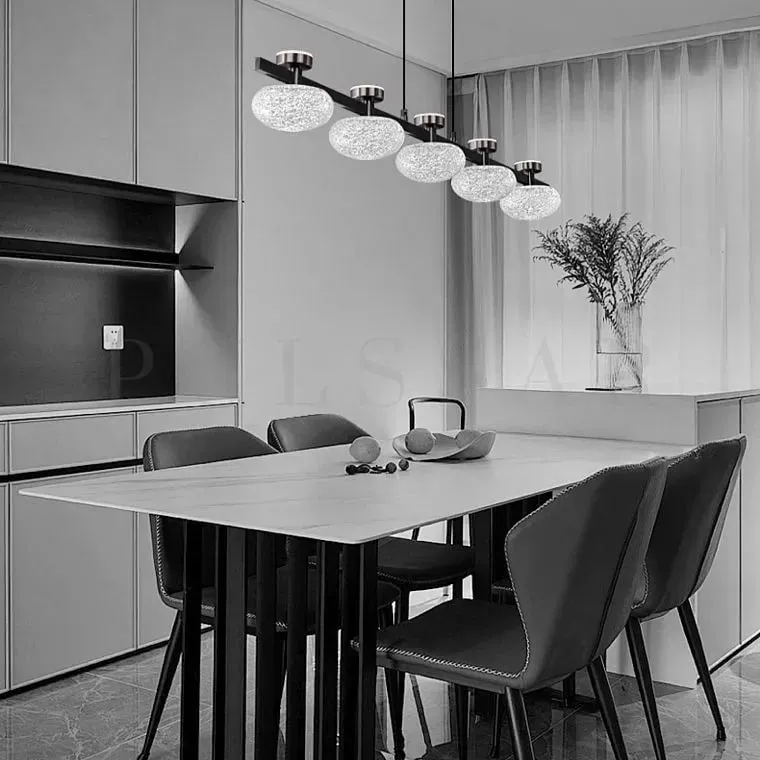Люстры для кухни 2026, тренды и фото лучших моделей: монохромная черно-белый светильник для контрастного интерьера 