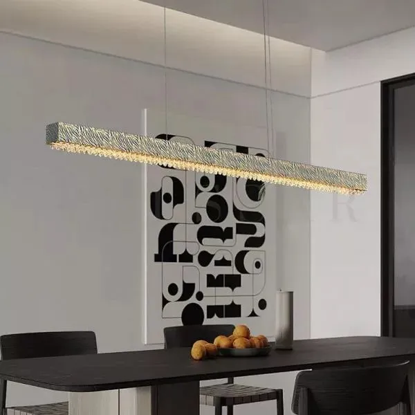 Люстры для кухни 2026, тренды и фото лучших моделей: люстра-рейка, над длинным обеденным столом