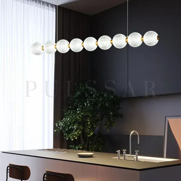 Современные тренды освещения 2026: реечная люстра из шаров
