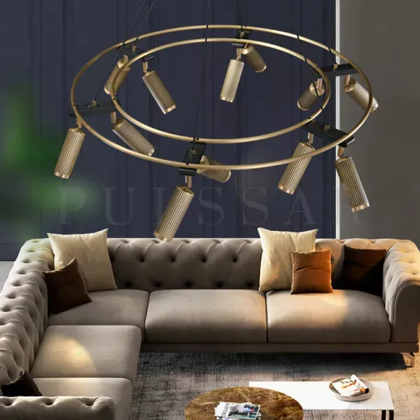 Люстры в гостиную 2026: дизайнерский светильник в стиле лофт с металлическим каркасом и открытыми лампами.
