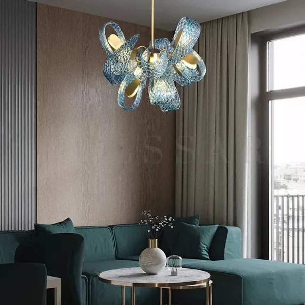 Люстры в гостиную 2026: асимметричный светильник в голубом цвете