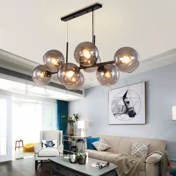 Люстры в гостиную 2026: светильник с плафонами - шарами на рейке