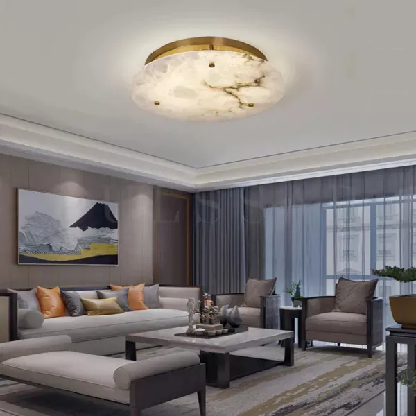 Люстры в гостиную 2026: плоский круглый светильник для низких потолков