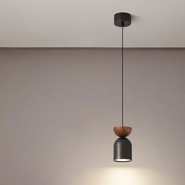 Чёрный подвесной светильник с комбинированным корпусом из латуни и орехового дерева. Лаконичный дизайн для современного интерьера, акцентное освещение в стиле минимализм