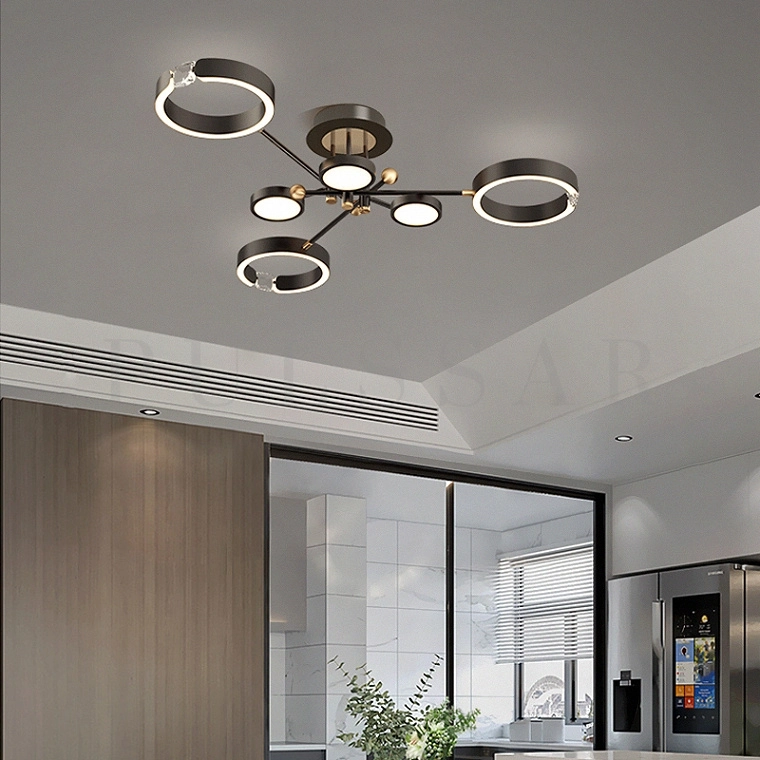 Чёрная потолочная светодиодная люстра с круглыми и кольцевыми источниками света, рассеиватели в виде хрустальных камней. Основное освещение для гостиной или спальни