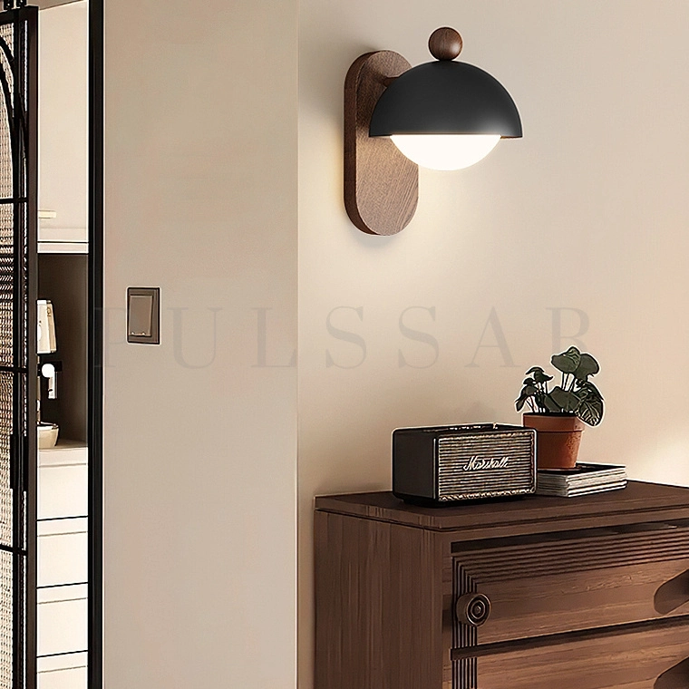 Компактный чёрный настенный светильник-бра с купольным плафоном на овальном деревянном креплении. Локальное уютное освещение для спальни, прихожей, коридора в стиле сканди