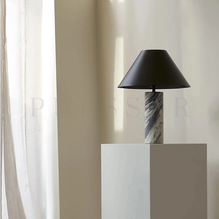 Чёрная настольная лампа с  абажуром и мраморным основанием. Стильное акцентное освещение для рабочего стола, прикроватной тумбы в интерьере кабинета или спальни