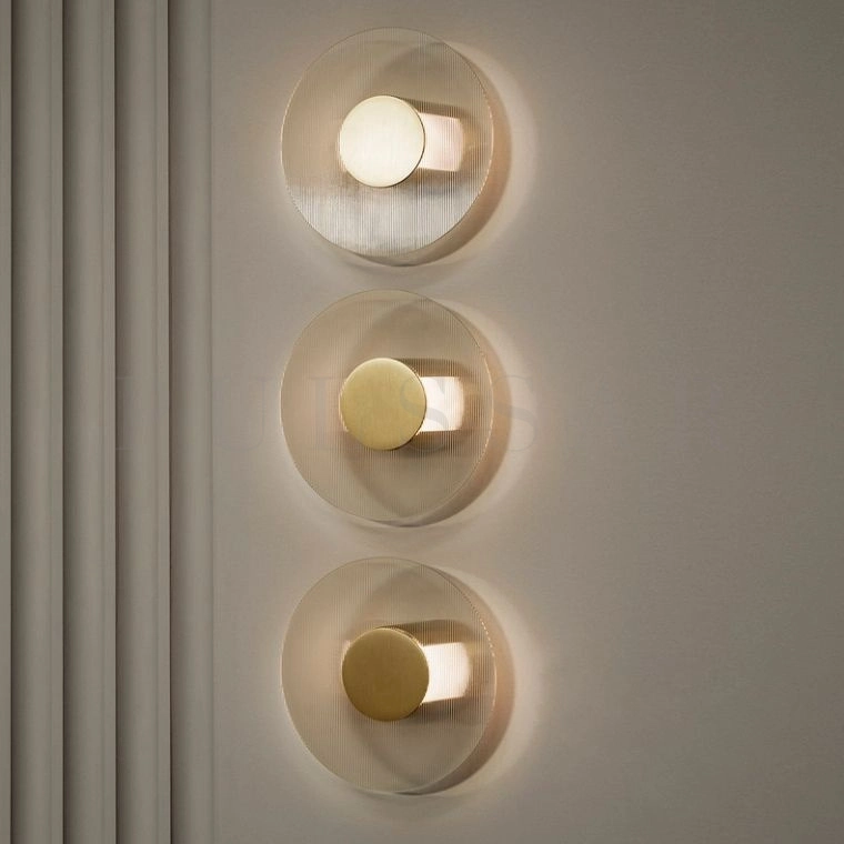 Три светодиодных настенных бра: один полностью исправен, два частично перегорели с неработающими сегментами. Типичные поломки встроенных LED-светодиодов