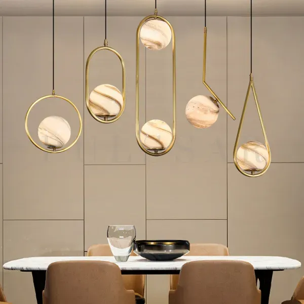 Подвесной светильник HOOP PLANET над обеденным столом как пример местного освещения