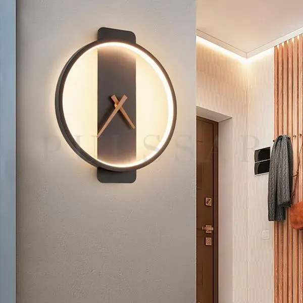 Декоративное  многофункциональное бра с часами в интерьере, пример дизайнерского местного освещения