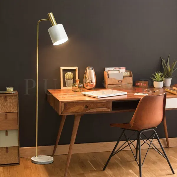 Напольный светильник с текстильным плафоном для дополнительного освещения в гостиной