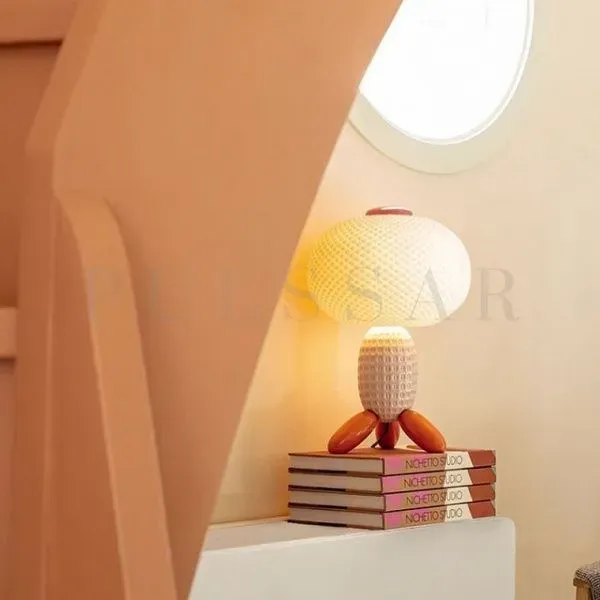 Настольный светильник на рабочем столе, создает функциональное местное освещение для чтения