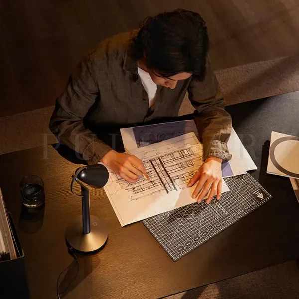 Дизайнерская светодиодная лампа с поворотным плафоном,  датчиком движения и регулировкой яркости, обеспечивающая равномерное освещение страниц без бликов.