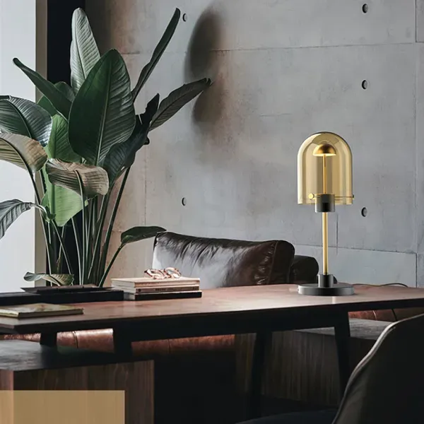 Небольшая лампа с широким куполообразным абажуром, предотвращающим попадание света в глаза.