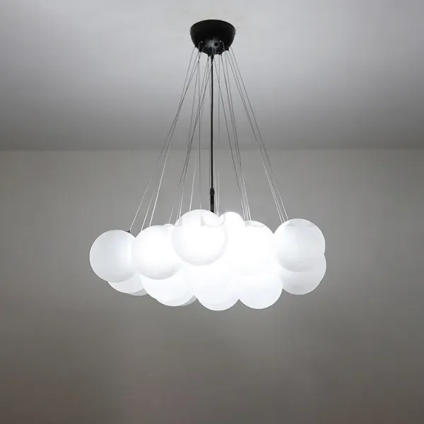 Декоративная подвесная лампа, расположенная над изголовьем, как основной источник освещения для чтения.