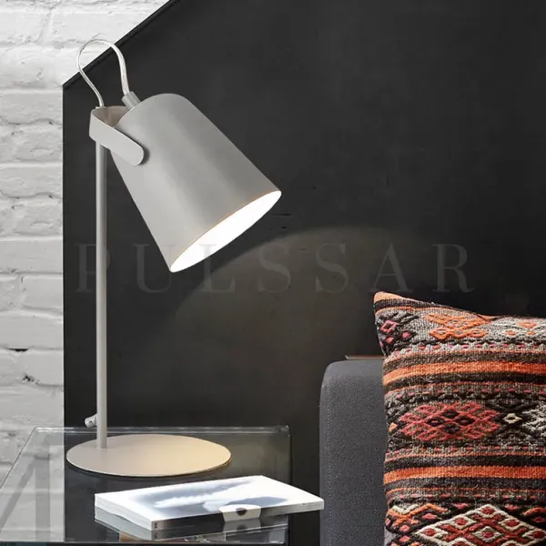 Светильник на столе у дивана для организации зоны для чтения -  мягкий свет для здоровья глаз