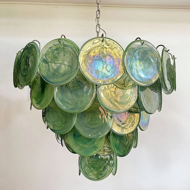 Модные светильники 2026: подвесная люстра зеленого цвета